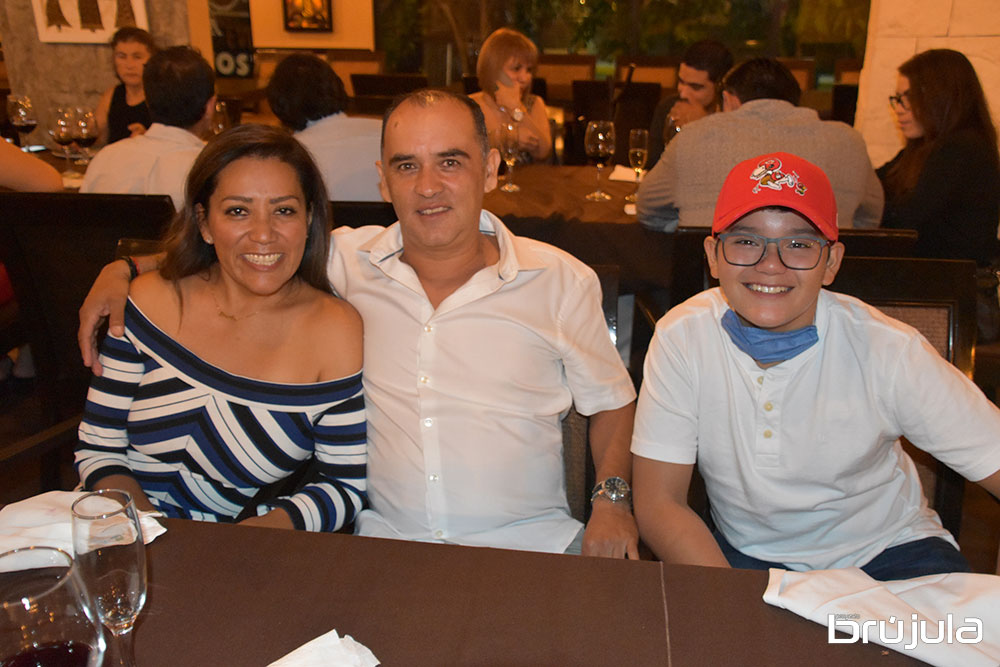 Narda Jacobo, Oswaldo García Manzano y Alex Tinoco.