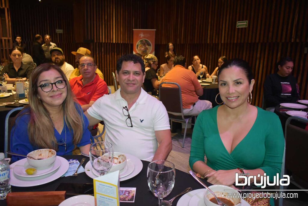 13 DOLORES JIMéNEZ, ENRIQUE PALMA Y NIDIA FLORES 