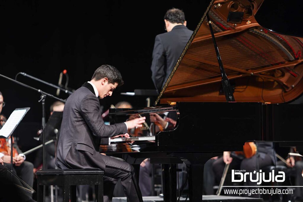 2 EL PIANISTA GERARDO ESTRADA