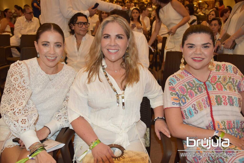 ESTEFANIA Y SISSI CANCINO CON LAURA REYNA 1