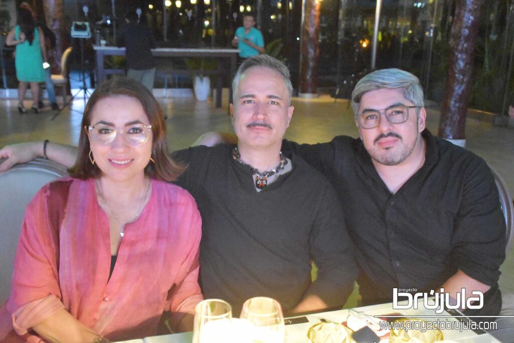 4 ELENA DíAZ, MIGUEL CONDE Y SAM FERNáNDEZ 