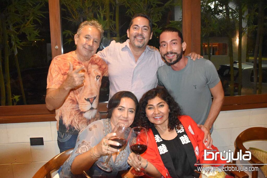 8 LEóN ALVA, KENJI KOMORI, CHEF RICARDO ARCE Y SANDRA COPCA