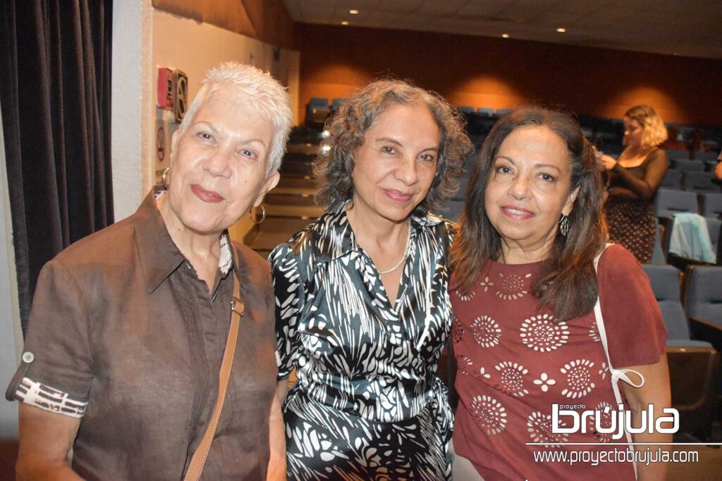 10 GUILLERMINA MUñOZ, PRICILA SOSA Y MARíA PINK OCHOA