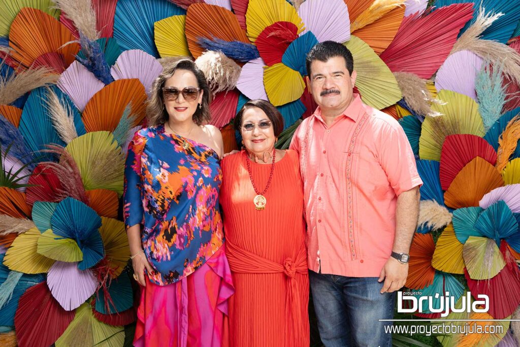 2 GINA ESTRADA, LOLITA LóPEZ LIRA Y GUSTAVO ORTEGA