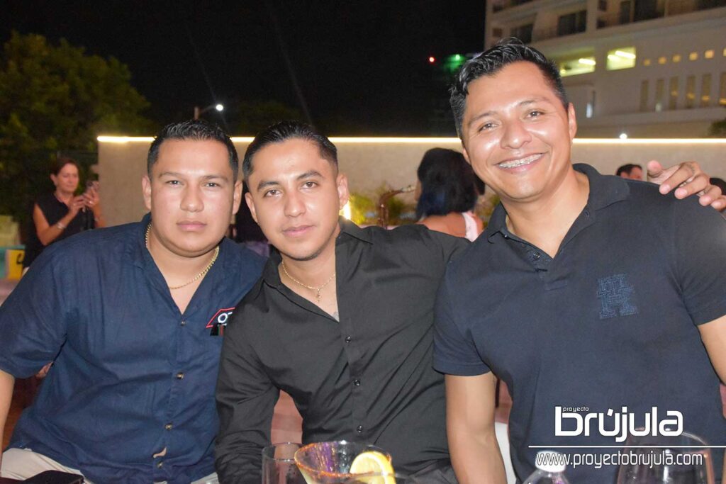 15 LEONARDO ACEVEDO, MIGUEL HERNáNDEZ Y EDDIE MAYO 