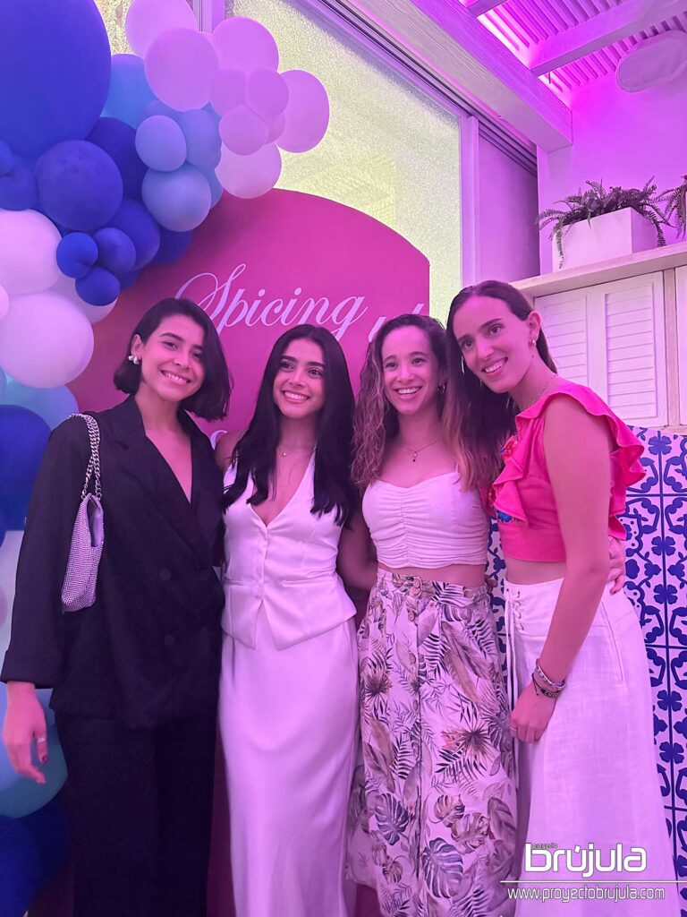 4 ALEJANDRA ORTIZ , XIMENA ORTIZ , MARIANA ARIAS Y SOFíA OLAVARRIETA