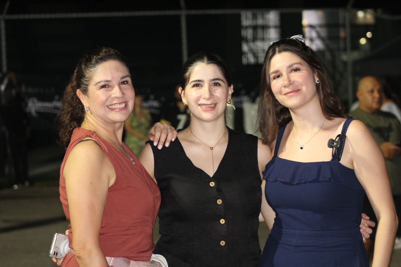 11 SILVIA CERVANTES, ABRIL SOLIS, PAULINA SOLIS 