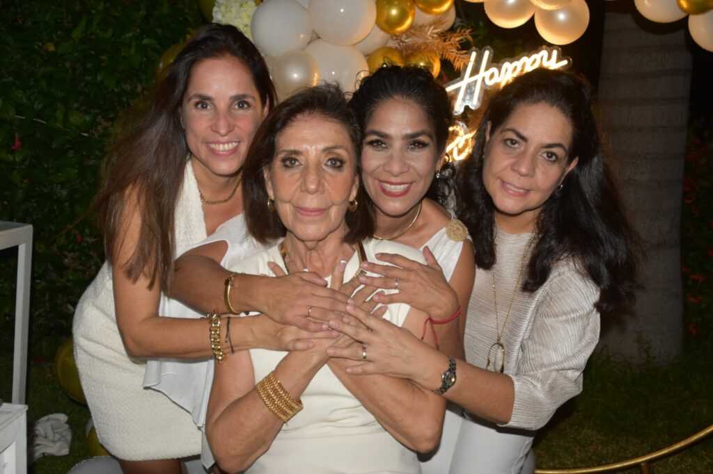 MIREYA PáEZ Y SUS HIJAS