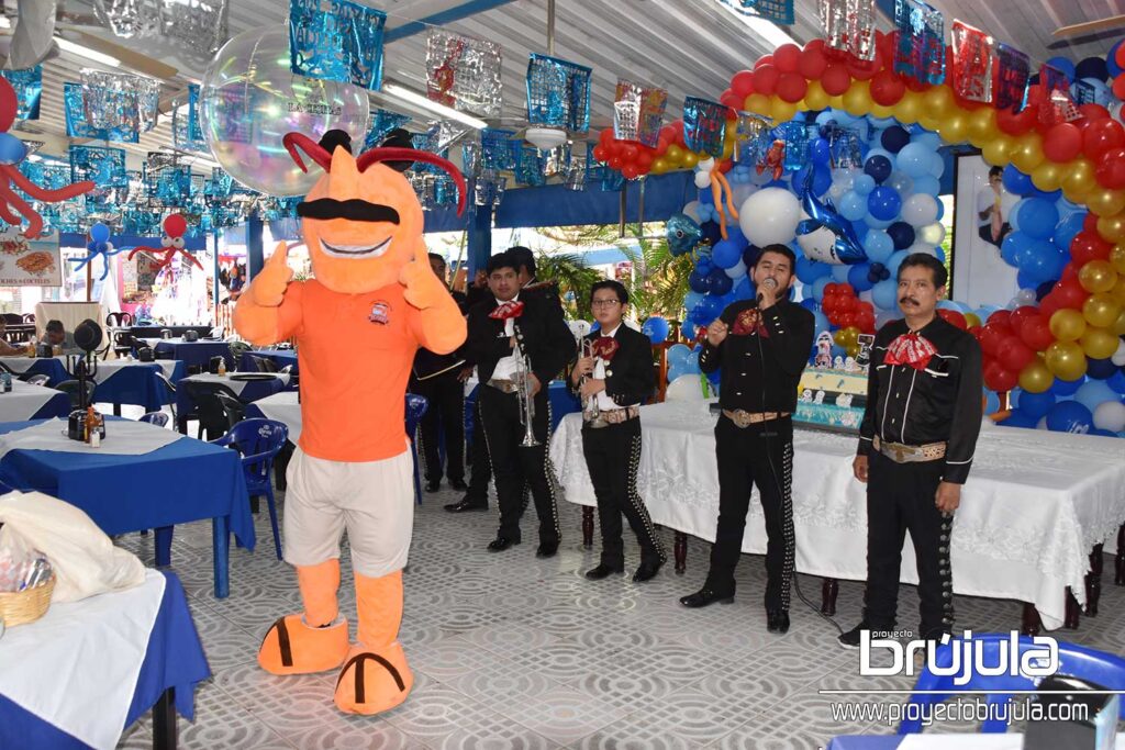 19 CELEBRANDO CON LA MASCOTA Y LOS MARIACHIS