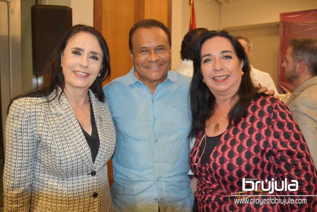 2 MARTHA RODRíGUEZ, JOAQUíN HENDRICKS Y MóNICA CAMPOS